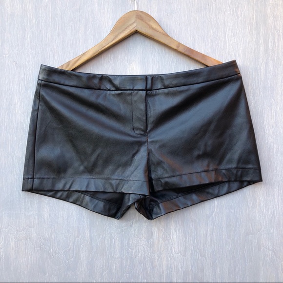 Express Pants - Express faux leather shorts black 8